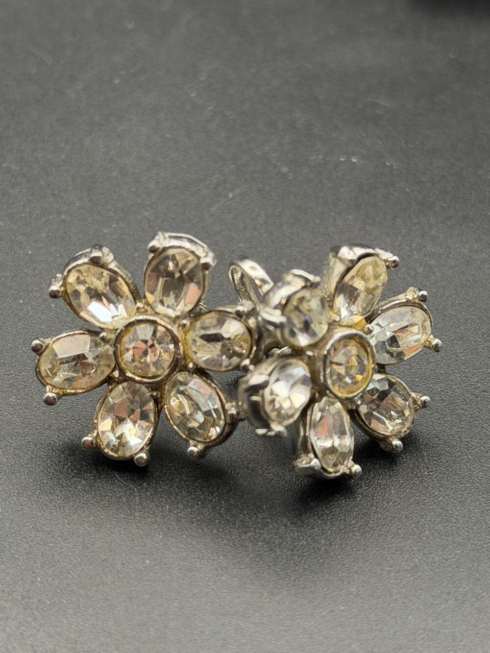 Vintage Floral Clear Rhinestone Screw Back Earrings Silver Tone Daisy Statement